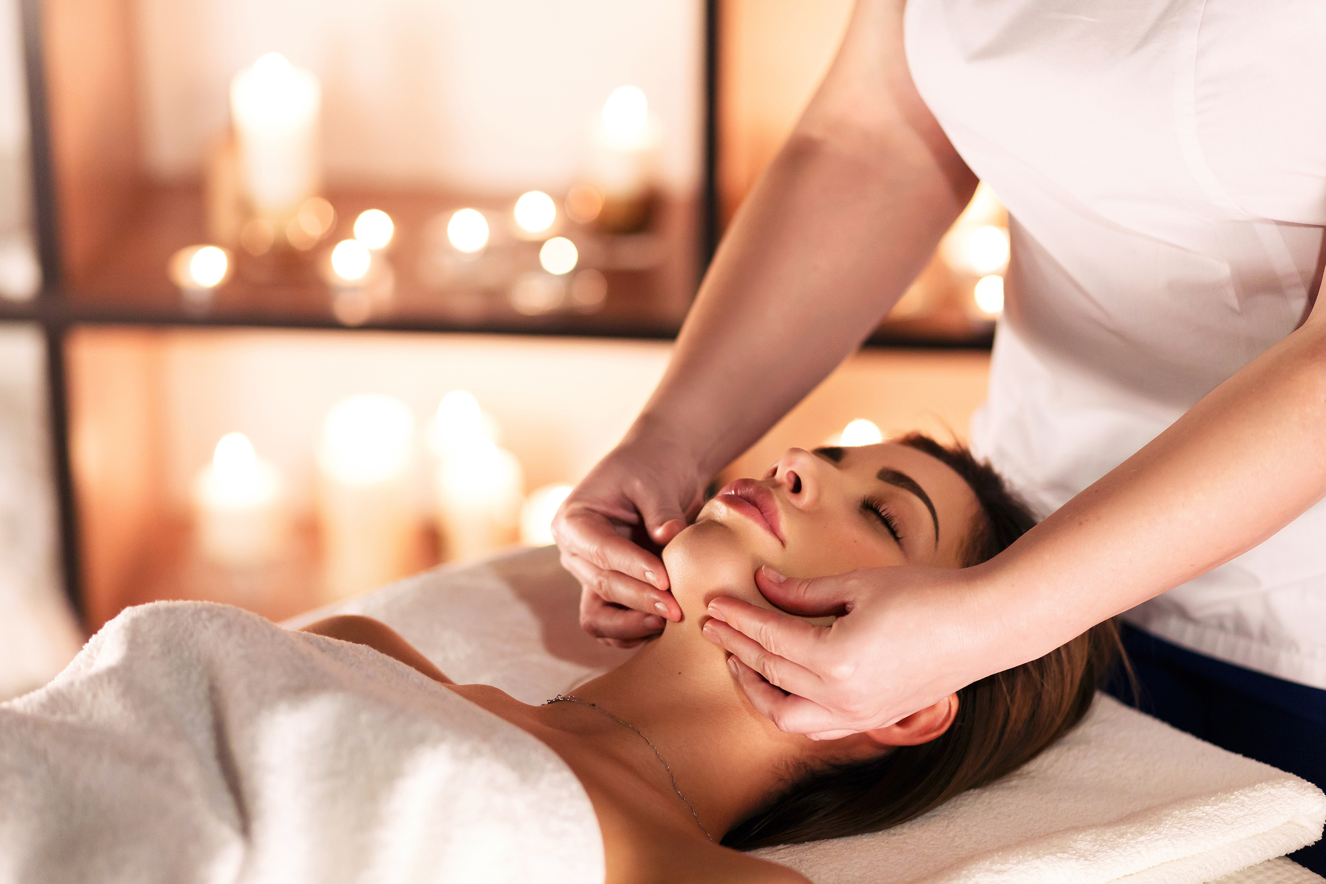 Wohltuende Massage in warmer, ruhiger Atmosphäre